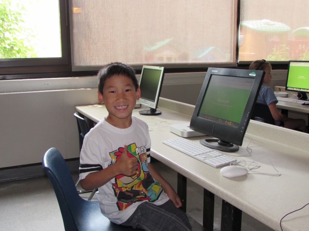 Photo of student giving a thumbs up in the Underhill computer lab